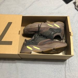 Yeezy 700 “Mauve” Size 14
